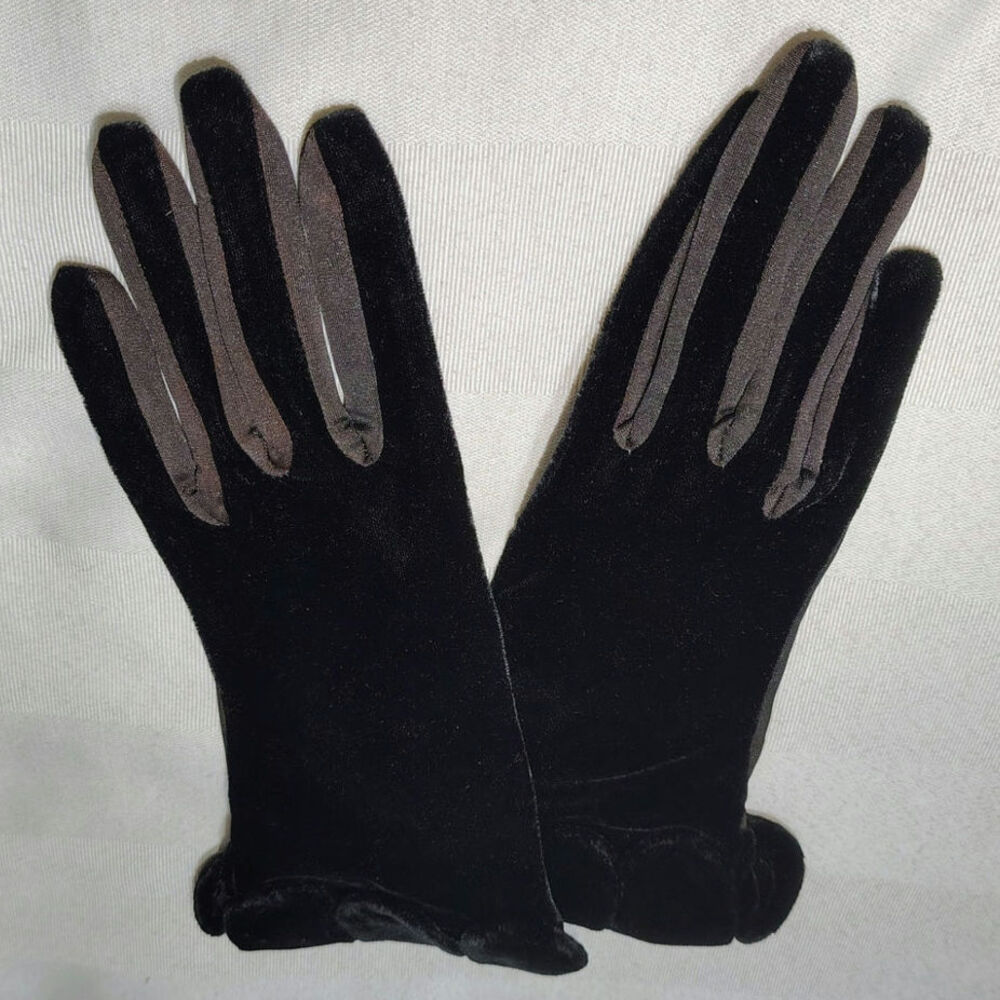 40s MCM Black Velvet Gloves Stretchy Knit Finger Gussets Scalloped Cuff 3" Width